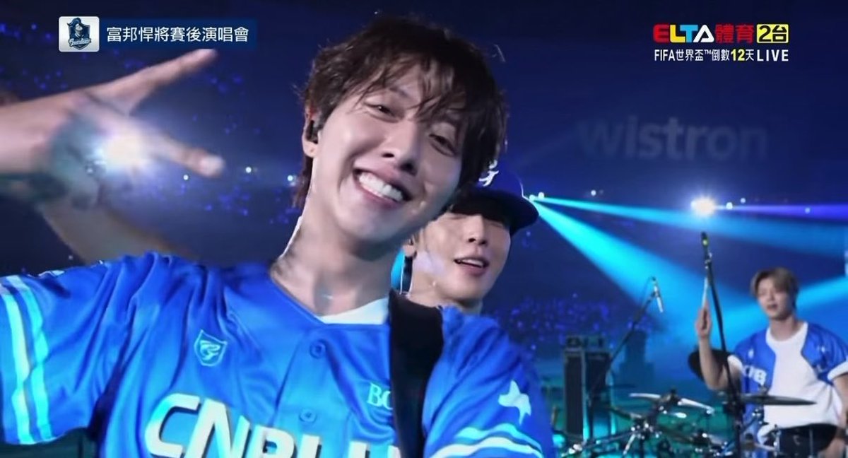 DY0YAH_'s tweet photo. that’s my cutie bassist btw 🥹😭🙌🏻🙌🏻 https://t.co/JPpbme5BeF