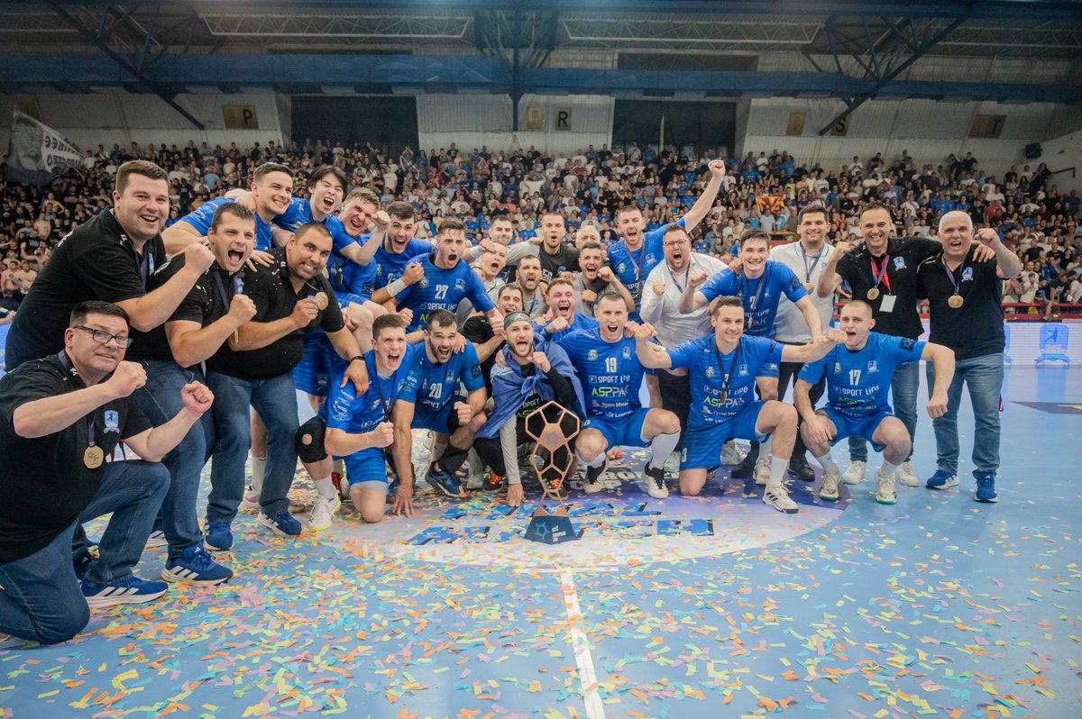 EHF_Activities's tweet photo. Plenty of emotions at the end of another 𝒇𝒂𝒏𝒕𝒂𝒔𝒕𝒊𝒄 #ecm season 🥳 Wrapping up the night in a perfect way 💫

#ehfec #ehf #handball https://t.co/6qEytMqYBp