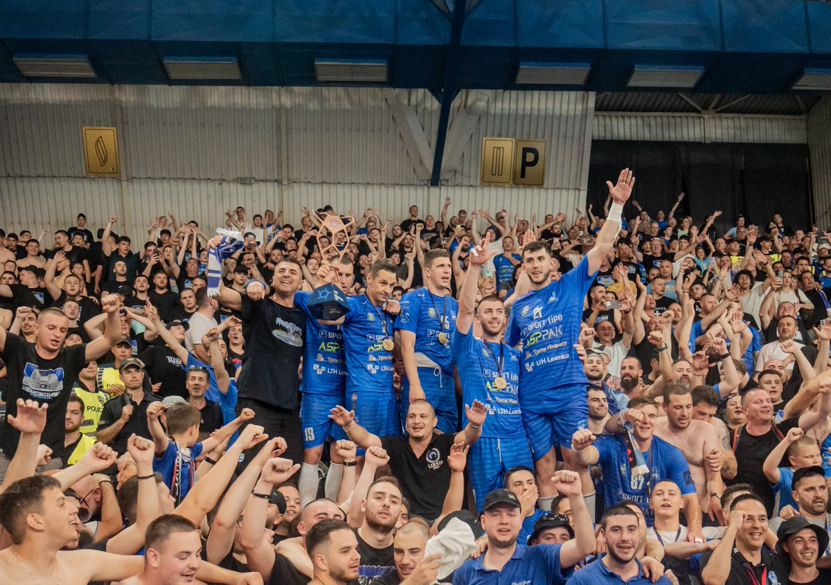 EHF_Activities's tweet photo. Plenty of emotions at the end of another 𝒇𝒂𝒏𝒕𝒂𝒔𝒕𝒊𝒄 #ecm season 🥳 Wrapping up the night in a perfect way 💫

#ehfec #ehf #handball https://t.co/6qEytMqYBp