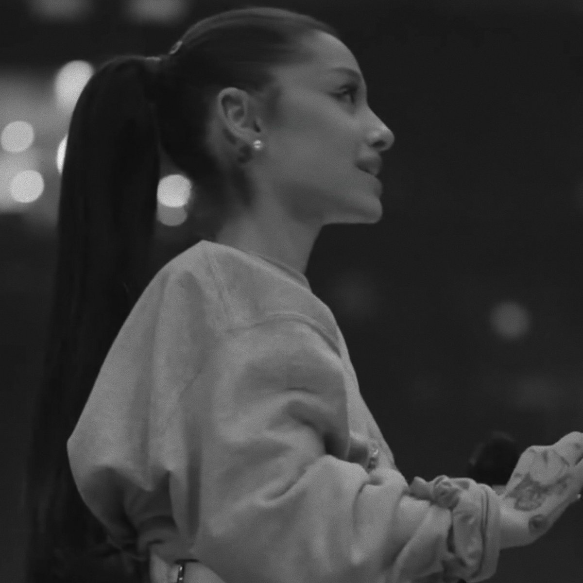psychocrzzzy's tweet photo. ariana grande
2021 vs 2026

and they say she changed 😭
mind you, she barely has make up on in the 2nd photo! https://t.co/sVeYTd9NjJ