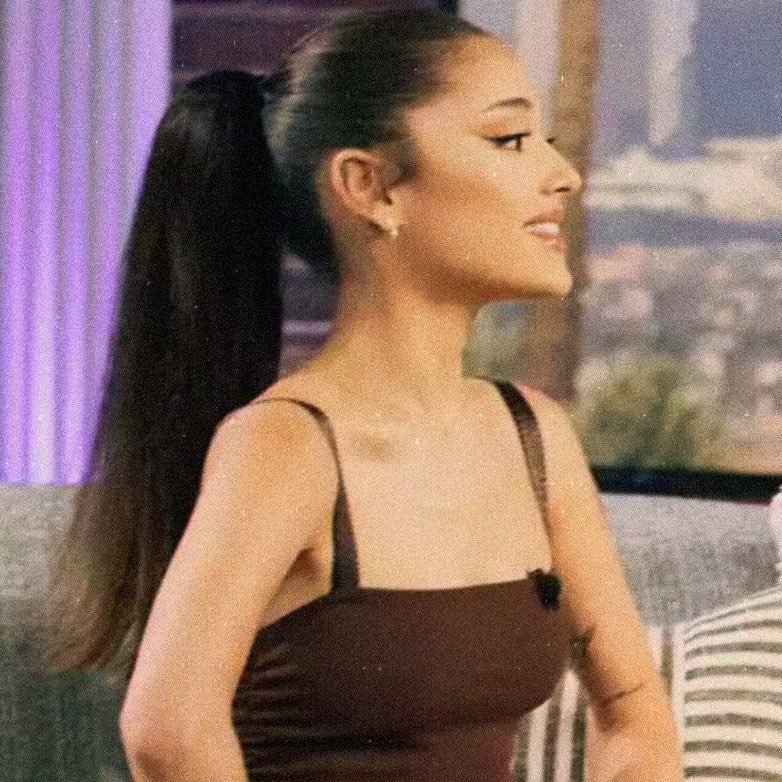 psychocrzzzy's tweet photo. ariana grande
2021 vs 2026

and they say she changed 😭
mind you, she barely has make up on in the 2nd photo! https://t.co/sVeYTd9NjJ