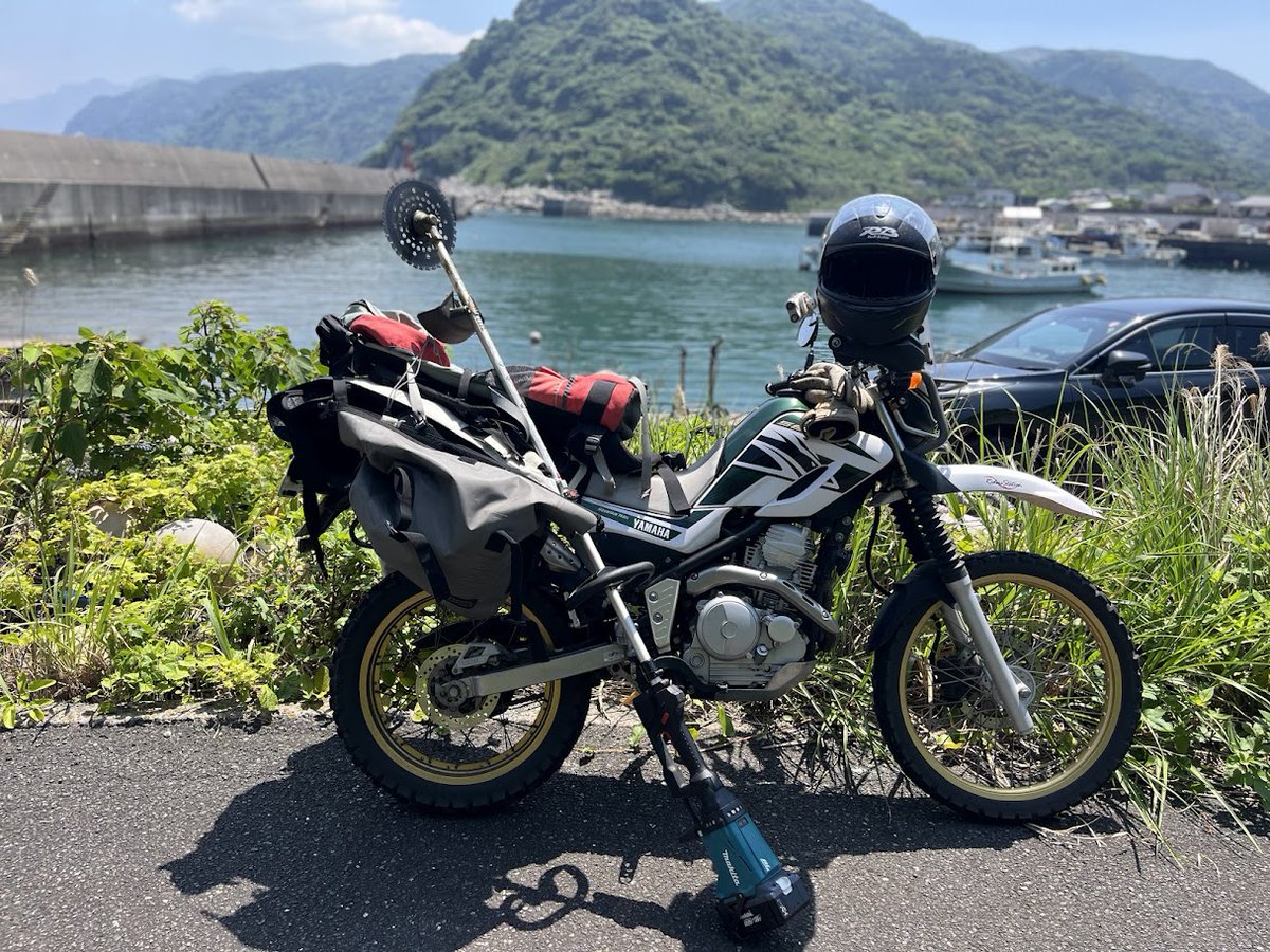naruminami2's tweet photo. 登山道整備。この日の主力は刈払機。こいつは中央から半分に分かれてしまうスプリット式なのでバイクでも運ぶことができます。

#登山道整備
#南大隅町
#セロー
#マキタ
#工具 https://t.co/Tl7Qduev2P