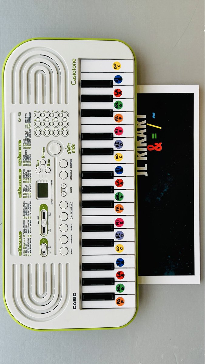 JLRikart's tweet photo. En mayo estuve enseñando algunas cosillas sobre las notas y las escalas musicales a mis sobrinos de 12 y 15 años 🎹  

Un momento muy grato y divertido 😁

El teclado es un regalo que hice al pequeño por Navidad 🎅🏼

#jlrikart #horoscopop #vinilo #disco #familia #casiotone #musica https://t.co/v2SFTTzctg