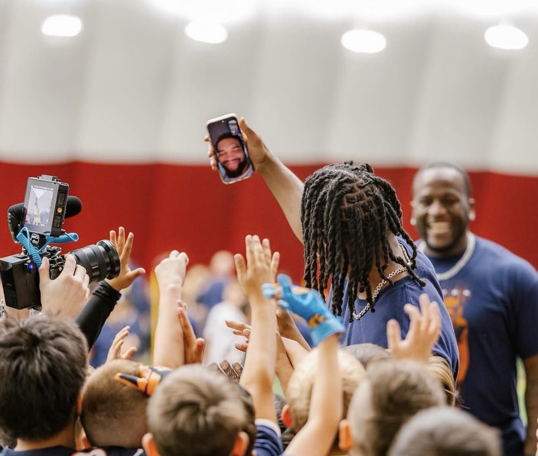 davebftv's tweet photo. Luther Burden and Colston Loveland hosted a football camp together on Saturday.

The kids wanted Luther Burden to FaceTime Caleb Williams. 

He picked up. https://t.co/DaRr4DphaG