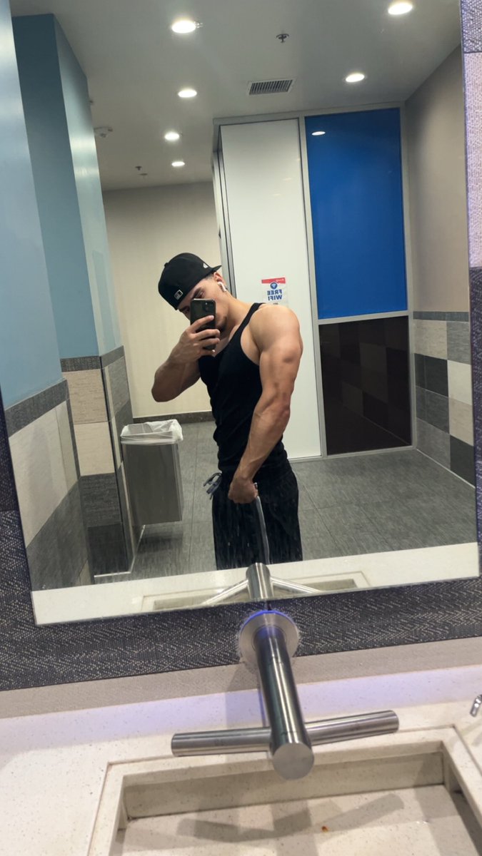 The1To3's tweet photo. arms #latino #la #cali #gym https://t.co/x9Qo1HOPYH