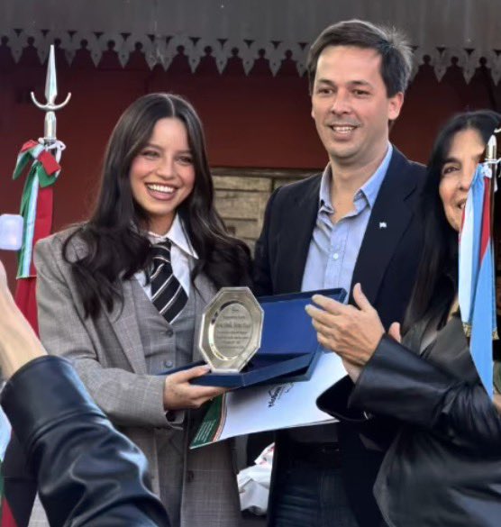 bestofemer's tweet photo. Emilia junto a su reconocimiento de nogoyaense ilustre 👏🏻🤍 https://t.co/uFtLrpir25
