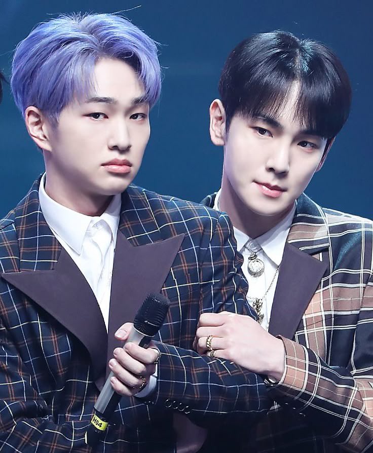 mayonaknoame's tweet photo. My friend and I were talking about how jinkibum are an otter couple and yesss 
You can’t separate them 😭😭😭 https://t.co/uc92W71mTG