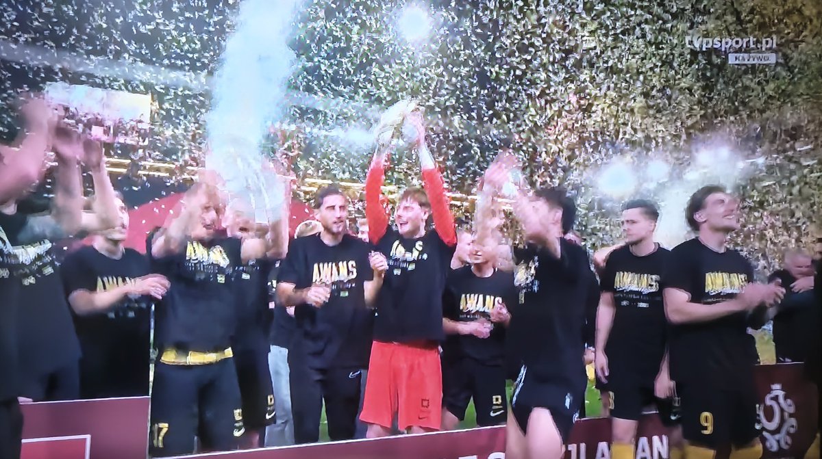 misza04's tweet photo. Ma swoje małe grono fanów, ma też sporą grupę krytyków: że brak bazy, kibiców, wielkiej idei, że to tylko PIENIĄDZE.  Że liga tylko dla zasłużonych klubów, z historią i z fajnymi ultrasami. 

Pff - wywalczyli, za własne - niech grają. I nie świrujcie, nie odbierze Wiśle kibiców. https://t.co/XTTMf9jm1f