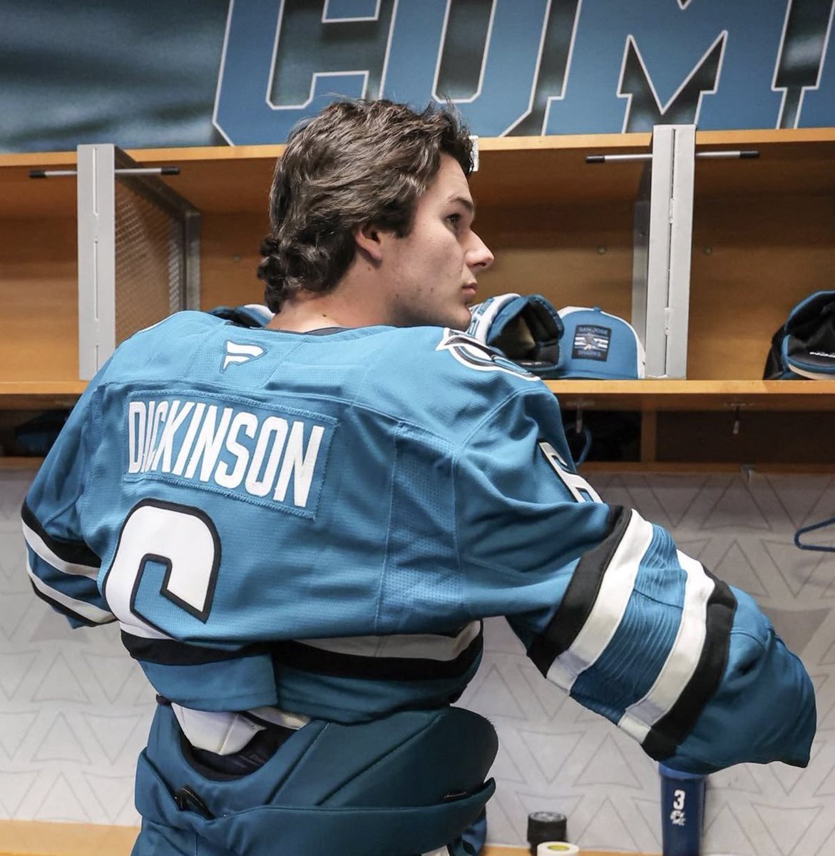 Et3rn4llyY0urs's tweet photo. 🦈𝐒𝐚𝐦 𝐃𝐢𝐜𝐤𝐢𝐧𝐬𝐨𝐧 𝐎𝐟 𝐓𝐡𝐞 𝐒𝐚𝐧 𝐉𝐨𝐬𝐞 𝐒𝐡𝐚𝐫𝐤𝐬🦈

𝐍𝐮𝐦𝐛𝐞𝐫 #6, 𝐃𝐞𝐟𝐞𝐧𝐜𝐞𝐦𝐚𝐧
𝐒𝐭𝐚𝐫 𝐍𝐇𝐋 𝐏𝐥𝐚𝐲𝐞𝐫

“𝐘𝐨𝐮𝐫 𝐡𝐞𝐚𝐫𝐭’𝐬 𝐢𝐧 𝐲𝐨𝐮𝐫 𝐡𝐚𝐧𝐝𝐬, 𝐇𝐞𝐚𝐝'𝐬 𝐢𝐧 𝐭𝐡𝐞 𝐬𝐚𝐧𝐝”

                             { 𝐁𝐢𝐨 𝐁𝐞𝐥𝐨𝐰 } https://t.co/BTke4jVdML
