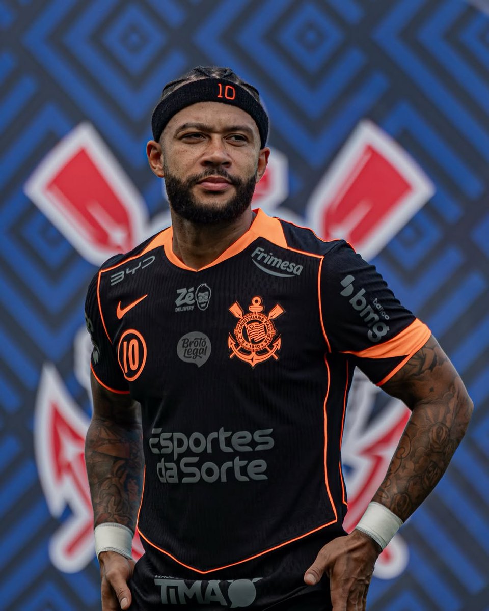 udan7_'s tweet photo. Ele está louco para ficar. Está cada vez mais ambicioso por vencer mais troféus aqui. Memphis Depay NÃO PODE sair do Corinthians!

Continuem com a nossa manifestação, rapazes e damas! A voz da Fiel Torcida é capaz de mover montanhas. #RenovaComMemphis.

📸 | Roller Shot/IG https://t.co/fzqvPp78fM