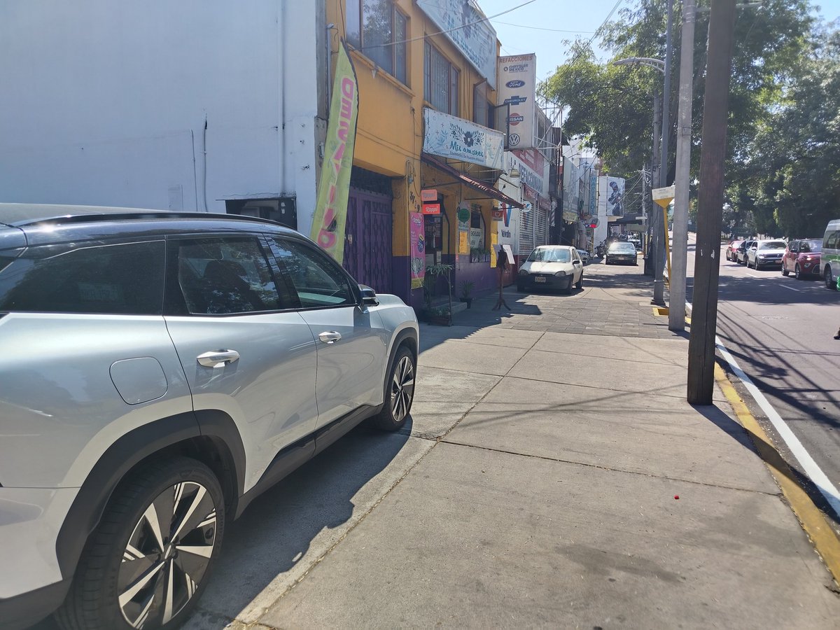 Mitros21's tweet photo. Urge que vengan a sancionar y poner orden en Insurgentes sur, desde Belisario Domínguez hasta ayuntamiento toda la banqueta llena de coches. 
@UCS_GCDMX https://t.co/okYjrtvebB