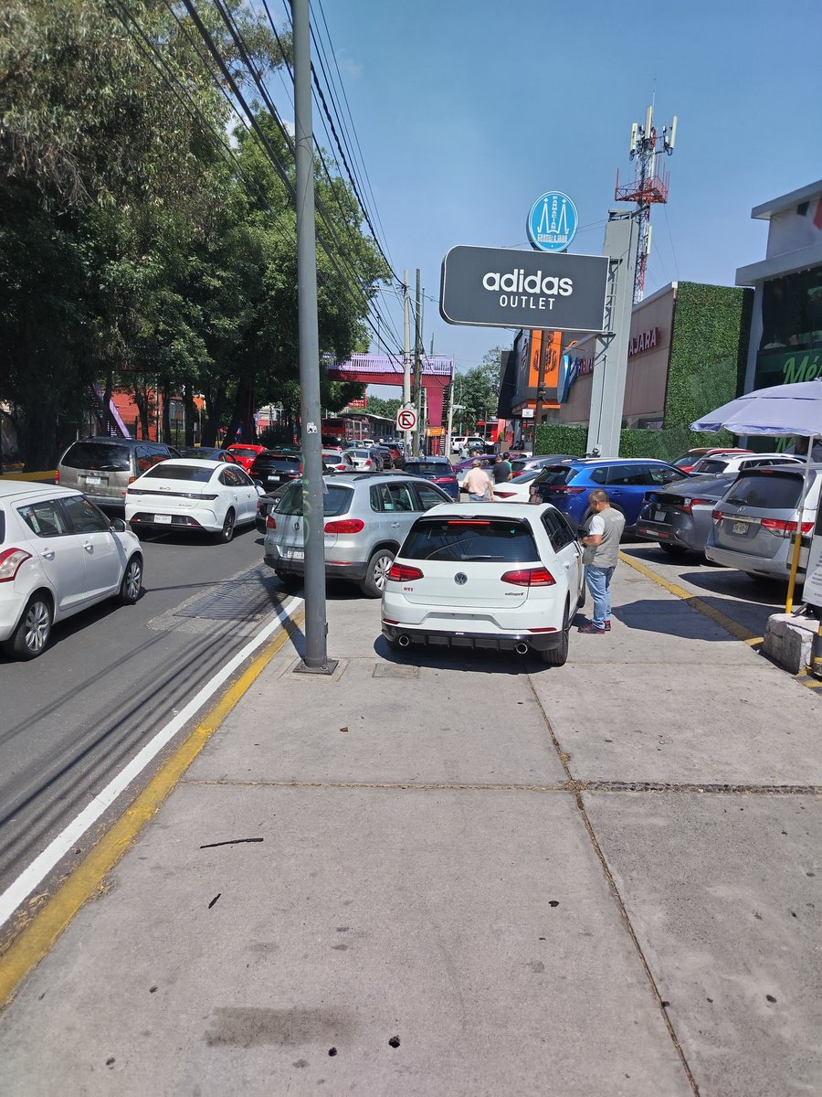 Mitros21's tweet photo. Urge que vengan a sancionar y poner orden en Insurgentes sur, desde Belisario Domínguez hasta ayuntamiento toda la banqueta llena de coches. 
@UCS_GCDMX https://t.co/okYjrtvebB