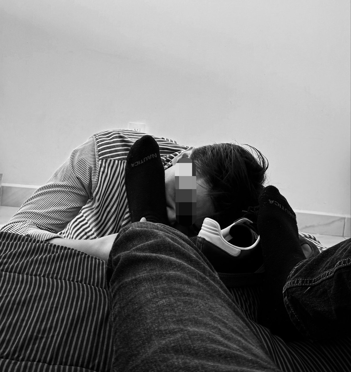FeetMasterAxel's tweet photo. Su recompensa por ser un buen esclavo 24/7 estos días, lo disfrutó mucho, también lloró por que tuve que castigarlo, pero al final encuentra su lugar siempre a mis pies, al olor de su alpha, a complacerme y servirme. 

#findom #cashmaster #alpha #malefeet #malesocks #socks 
#slave #dom #dominat #humiliation 
#feetworshi̇p