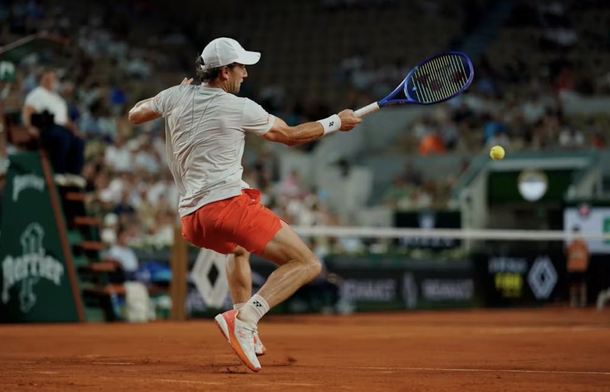 GTennisPod's tweet photo. 2 time French Open Finalist Casper Ruud catching some bad luck there at the end of set 2 vs Fonseca in Rd4.

With electric line calling he just won that set 7-6(7)

Now instead of split sets he trails
7-5 7-6(8)

Going to be interesting how this shakes out from here.#RolandGarros https://t.co/WWIpcOH2qV