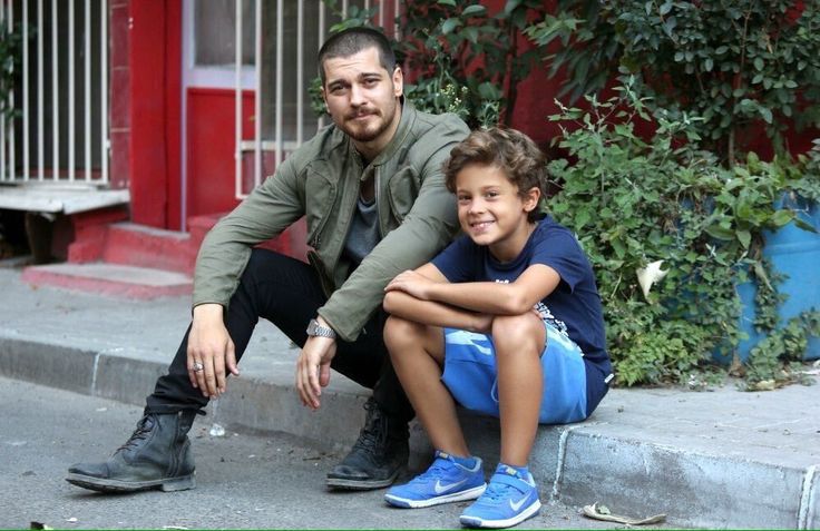 cacamedias's tweet photo. Çağatay &amp; mini Çağatay 🥹 https://t.co/9q4w8O5CeT