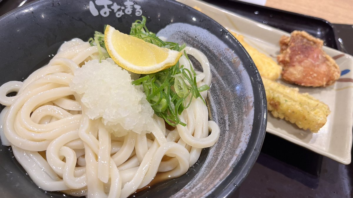 Namiheinc's tweet photo. おはようございます！

はなまるうどんにて✨
おろしぶっかけをいただきました🙌🏻

この季節は冷たいのにレモンを絞って、
ひんやりさっぱり食べるのに限る☺️
磯辺揚げなどとともに🙌🏻
#おは戦80601jg🌛 https://t.co/LIdbUssTF8