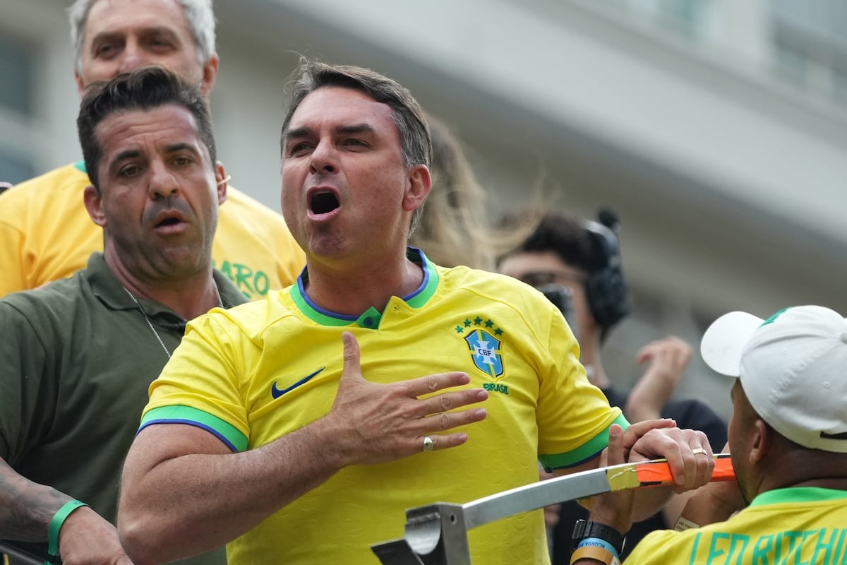BlogdoNoblat's tweet photo. Relembre algumas das ações e manifestações da família Bolsonaro ligadas às milícias e ao crime organizado

1. Homenagem a Adriano da Nóbrega
O ex-policial militar Adriano da Nóbrega, apontado pelo Ministério Público como integrante da milícia de Rio das Pedras e do grupo de extermínio Escritório do Crime, recebeu, em 2005, a visita na cadeia de Flávio e Jair Bolsonaro (PL).
Os políticos entregaram a Nóbrega a Medalha Tiradentes, honraria concedida pela Alerj (Assembleia Legislativa do Estado do Rio de Janeiro) a personalidades que prestaram relevantes serviços à sociedade. A homenagem ocorreu a pedido de Flávio, então deputado estadual.
Em 2003, o político já tinha feito uma homenagem a Nóbrega, que teria ocorrido a pedido do pai, segundo Jair afirmou à imprensa em 2020.
Nóbrega foi morto em uma operação da Polícia Militar da Bahia, em 2020, depois de ficar por mais de um ano foragido. Ele era acusado de uma série de homicídios no Rio de Janeiro e de envolvimento com máquinas caça-níqueis, proibidas no Brasil.

2. Emprego a parentes de miliciano e 'rachadinha'
Além da homenagem, Flávio garantiu emprego na Alerj, até 2018, a Raimunda Veras Magalhães e Danielle Mendonça da Costa da Nóbrega, respectivamente mãe e esposa de Adriano da Nóbrega.
Elas tiveram salário de mais de R$ 6.000 no gabinete do deputado e, segundo o Ministério Público do Rio de Janeiro, estavam envolvidas em um esquema de "rachadinha", em que parte do salário dos assessores era devolvida ao político. O parlamentar sempre negou as acusações.
De acordo com os investigadores, Danielle repassou ao menos R$ 150 mil a Fabrício Queiroz, policial militar aposentado que era assessor de Flávio. Desse volume, R$ 115 mil teriam sido transferidos por intermédio de contas bancárias controladas por Adriano da Nóbrega. Também foram usadas contas em nome de dois restaurantes da família do ex-policial e de Raimunda, em período anterior à nomeação dela no gabinete de Flávio.
As investigações sobre a "rachadinha" foram encerradas após o STF (Supremo Tribunal Federal) e o STJ (Superior Tribunal de Justiça) anularem em 2021 as provas coletadas.
Flávio sempre rejeitou as acusações, que diz serem parte de um ataque orquestrado para destruir sua reputação. "[Houve] toda essa espuma, todo esse ataque para tentar destruir minha reputação, e nunca teve início um processo criminal contra mim. Sabe quantas ligações financeiras tem com meus assessores? Zero. Sabe quantos assessores disseram que cobrei salário de volta para empregar no meu gabinete? Zero", afirmou ao podcast Inteligência Ltda em março deste ano.

3. Exaltação a milícias e organizações criminosas
Jair e Flávio Bolsonaro apoiaram policiais suspeitos de comportamento violento e falaram a favor das milícias, organizações criminosas compostas sobretudo por ex-agentes de segurança.
Em 2018, Jair defendeu esses grupos estabelecendo relação entre a presença delas e a segurança. "Naquela região onde a milícia é paga, não tem violência", afirmou.
Flávio também já minimizou a gravidade das milícias, dizendo que "não raro é constatada" a felicidade dos moradores de comunidades dominadas por milicianos. Em discurso na Alerj em 2007, chamou as milícias de "nova forma de policiamento, entre aspas".
Jair, além disso, foi preso por integrar uma organização criminosa que tentou dar um golpe de Estado. Durante seu mandato como presidente, de 2019 a 2022, ele também não se movimentou para classificar como terroristas grupos como o PCC.

4. Seguranças acusados de participar de quadrilha
Em agosto de 2018, a Operação Quarto Elemento prendeu policiais suspeitos de participar de uma quadrilha especializada em extorsões. Entre os presos estavam os gêmeos Alan e Alex Rodrigues Oliveira, dois policiais militares que, naquele ano, teriam participado da segurança da campanha de Flávio ao Senado. Eles são irmãos de Valdenice de Oliveira Meliga, que foi assessora da liderança do PSL (antigo partido de Bolsonaro) na Alerj e tesoureira do partido no estado.
Na época, o senador eleito negou ao jornal O Estado de S. Paulo que os policiais integrassem sua campanha, enquanto Valdenice disse que os irmãos atuavam como voluntários. Em foto publicada em sua rede social em outubro de 2017, Flávio aparece com Valdenice e os gêmeos. Na legenda, escreveu: "Parabéns Alan e Alex pelo aniversário, essa família é nota mil!!!".

5. Aliança com Rodrigo Bacellar
O ex-presidente da Alerj Rodrigo Bacellar (União Brasil) estreitou laços com a família Bolsonaro a partir de 2024, almejando suceder Cláudio Castro (PL) no Governo do Rio de Janeiro. Em julho daquele ano, Bacellar se encontrou com Jair, Flávio e Carlos para discutir as eleições municipais e ganhou uma medalha do clã com os dizeres "imorrível, imbroxável e incomível".
Depois de se tornar potencial candidato da família Bolsonaro no Rio, ele perdeu o mandato e foi preso por suspeita de participar de uma organização criminosa e vazar informações para beneficiar o Comando Vermelho.

6. Proximidade com Daniel Vorcaro
Áudio divulgado pelo site The Intercept Brasil revelou que o senador Flávio Bolsonaro mantinha contato com o ex-banqueiro Daniel Vorcaro, acusado de uma série de crimes envolvendo fraudes do Banco Master, como organização criminosa, corrupção e lavagem de dinheiro.
O site revelou que Vorcaro combinou o pagamento de R$ 134 milhões para o filme "Dark Horse" (azarão, em inglês), sobre o ex-presidente Jair Bolsonaro. Depois, Flávio afirmou que o dono do Master pagou cerca de R$ 60 milhões para o longa-metragem e reconheceu ter cobrado parcelas restantes, sob a justificativa de envolver apenas recursos privados, e não públicos. O senador também admitiu ter encontrado pessoalmente com Vorcaro para, segundo ele, "colocar um ponto final" na relação.
A fraude do Master gerou prejuízo de pelo menos R$ 41 bilhões ao sistema financeiro nacional, afetando também o BRB (Banco de Brasília). - Folha