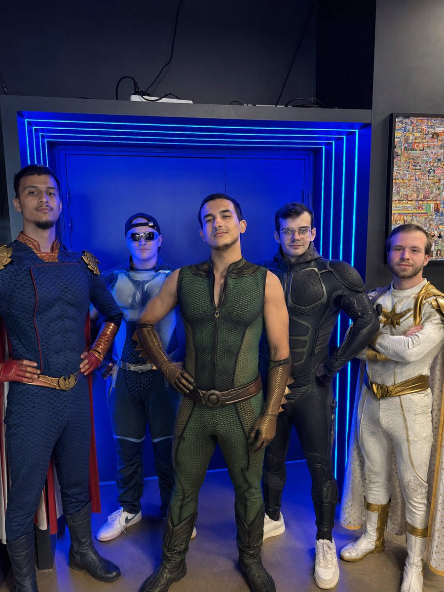 akz027's tweet photo. Pendant que mes confrères gagne la KOF sous 40 degrés 
Nous on est parti faire les mercenaires dans une lan à rennes #TOP1 https://t.co/7Fx8rDQipu