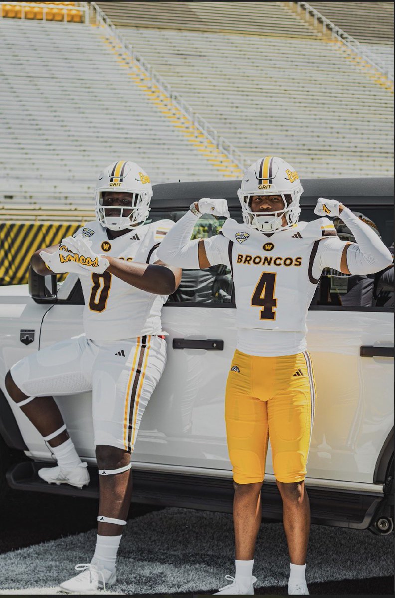 DevonDalla2s's tweet photo. Let’s goooooo🏡 @CoachLT_WMU @EthanBrenesFB @CoachKPerk @_CoachZo_ @CoachKirkendall @CoachMcHugh_ @WMU_Football https://t.co/UtWEpjYJLM