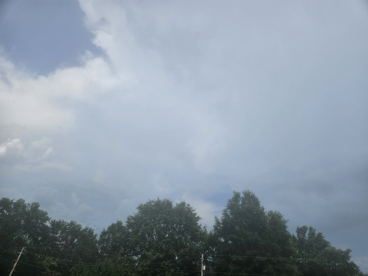 DavidMeeks's tweet photo. Nice little rain shower in Wooster. Sun is back out and it's still raining! #arwx https://t.co/Bja9xSLOHl