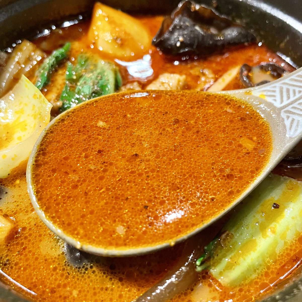 noodlers46's tweet photo. 汁なし担担麺&amp;麻婆豆腐 ラアノウミ 烏丸御池店
ラア式麻辣湯麺 + ライス + 杏仁豆腐

ありそうでなかった麻辣湯風タンメン😳
あーこれ食べたことあるやつってなる独特の風味のスープにグルテンフリーの細麺。
めっちゃ具沢山で美味しかった👍けっこう辛かったので今回はガチの #杏仁豆腐は癒し https://t.co/i310Cio5ew