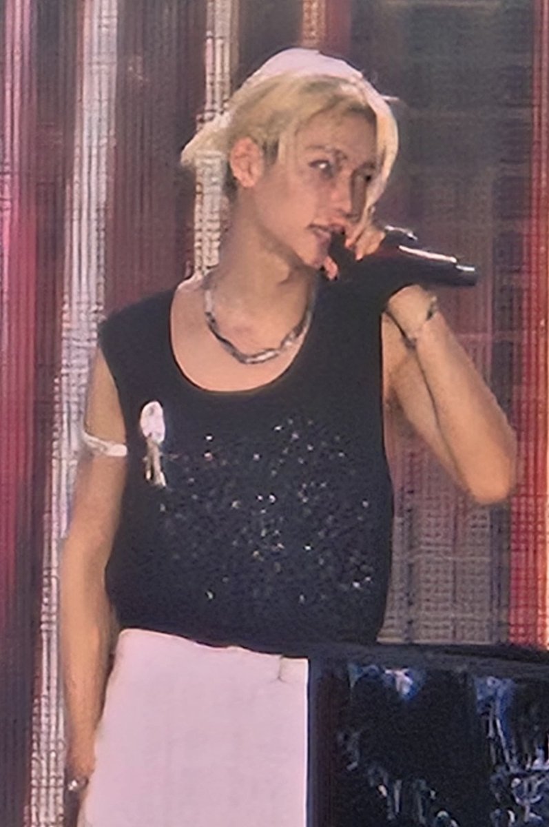 felixsunshine98's tweet photo. hi as someone who has actually seen felix performing live, he is literally the definition of an ethereal fairy princess angel❤️ https://t.co/dbs2n7sl6p