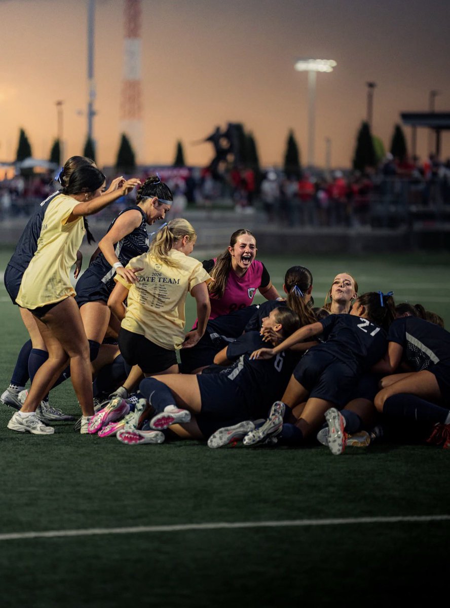 ReillyMoeller's tweet photo. So blessed to apart of this team! 3 more years to go https://t.co/BRvr1beMuJ