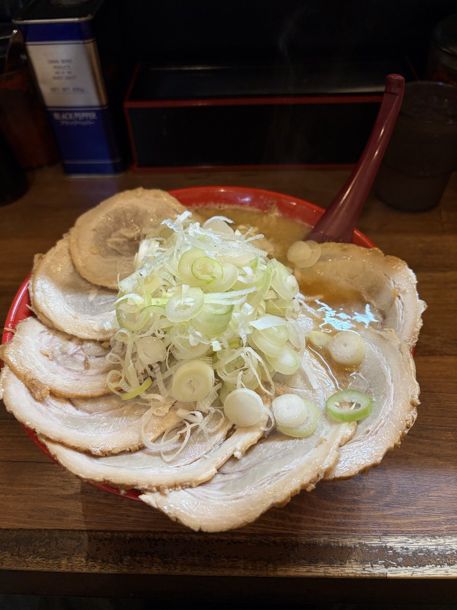 EixpC's tweet photo. (｡･д･)ﾉｵﾊﾖｰ♪お久〜
体調不良でしばらくお休みしてました💦
先週会社帰りに途中下車して初訪のラーメン屋さんに行き、みそチャーシューWを
食べました。
背脂たくさんのスープが熱々でめっちゃ
美味かった😋

 #カコジョラーメン部 
 #らーめん弁慶 堀切店 https://t.co/3CI7HaOsSD