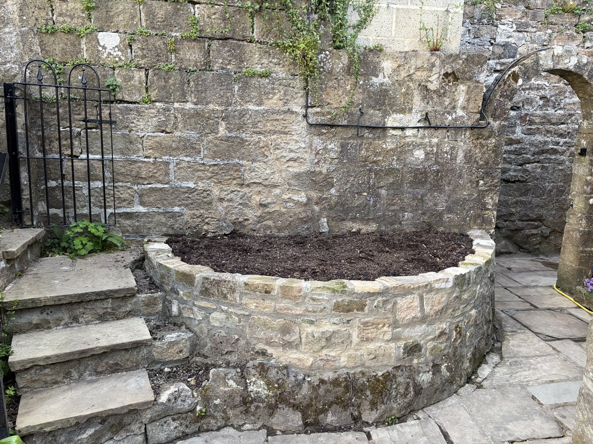 Snowdropman's tweet photo. One of the half term projects was to lift this small raised bed and re-plant. The steps are still to finish, but mostly done. Always good to have a new bed to plant. #fairviewyearround https://t.co/UJMesjsZ9e