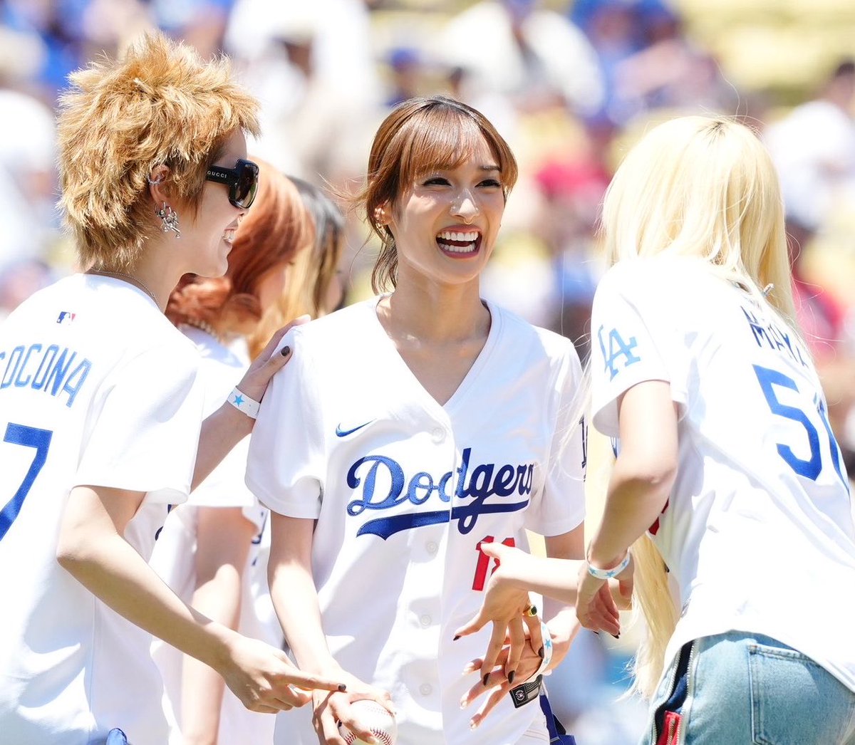 cosmicxgals's tweet photo. HER SMILE IS SOOOO PRECIOUS STAWWP https://t.co/9wtNvVZQNb