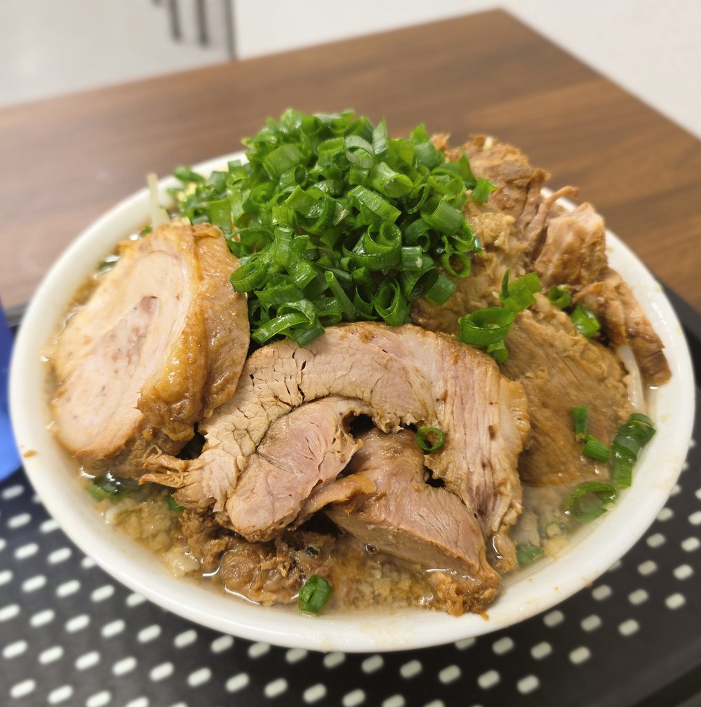 UTRebellion's tweet photo. 夢を語れ 福知山 @福知山

大豚ラーメン
🗣️：全マシ！
+ソーキ
+九条ねぎ

非乳化でいつもより醤油のエッジが効いたスープに九条ねぎがよく合う🤭
相変わらずソーキうまっ🐷

最&amp;高💘 https://t.co/GSwWef006M