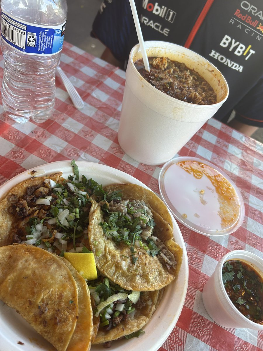 BHTAPy's tweet photo. デトロイトに来たらメキシカンタウン🇲🇽
ここのタコスがアメリカで1番おすすめ🌮
美味い上に1個2$という破格、コンソメまでついてくる😍
#TacoMadreTequeria 
#Detroit https://t.co/1yL1s6sqXF