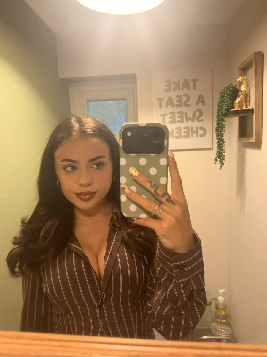 simp4mil's tweet photo. Drunk rn! Who wants brutally draining £££ https://t.co/xe21JttEaH