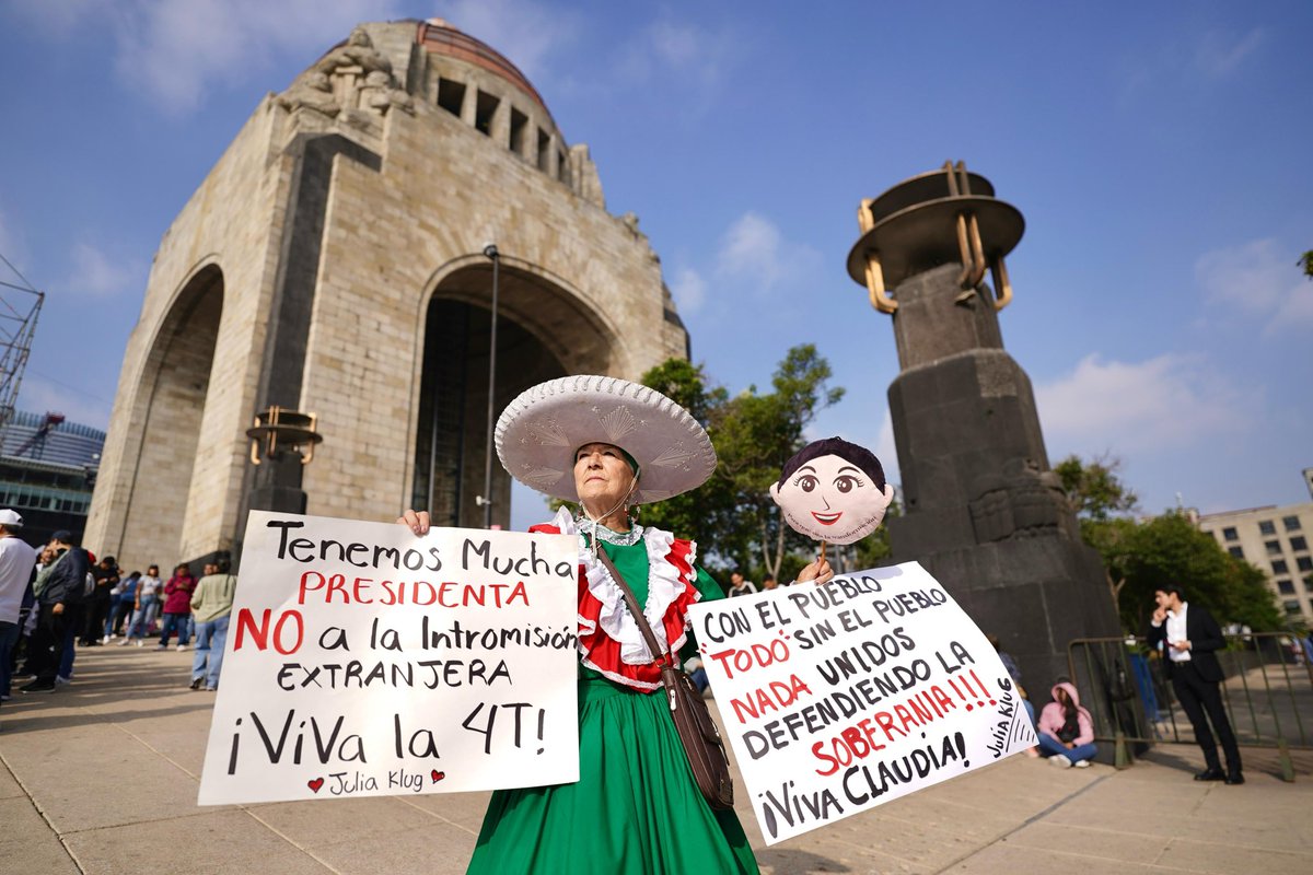 zoerobledo's tweet photo. 🇲🇽✨ Acompañamos a la presidenta @Claudiashein en el Monumento a la Revolución, donde rindió cuentas al pueblo de México a dos años del triunfo del Segundo Piso de la Cuarta Transformación.

En salud, los avances son claros: en apenas 20 meses @Tu_IMSS, @ISSSTE_mx y el @IMSS_Bienestar han puesto en operación 29 hospitales, 10 Unidades de Medicina Familiar, 35 Centros de Salud, además de nuevos consultorios, quirófanos modernos y se han fortalecido los servicios con más médicas y médicos especialistas. 🏥🥼

💚 El objetivo es claro: construir el Servicio Universal de Salud para que, sin importar la derechohabiencia, las personas puedan ser atendidas en cualquier clínica u hospital del IMSS, ISSSTE o IMSS Bienestar. 

🫶🏼 La presidenta también mandó un mensaje muy claro: Más allá de cualquier diferencia, hay algo en lo que todas y todos deberíamos coincidir: el destino de nuestra nación lo deciden las y los mexicanos. 

La patria no se vende, se ama y se defiende. Frente a cualquier intento de injerencia externa o de quienes añoran los privilegios del pasado, seguiremos defendiendo la soberanía nacional, la democracia y el bienestar del pueblo como la guía de nuestro presente y nuestro porvenir. 🦅🇲🇽