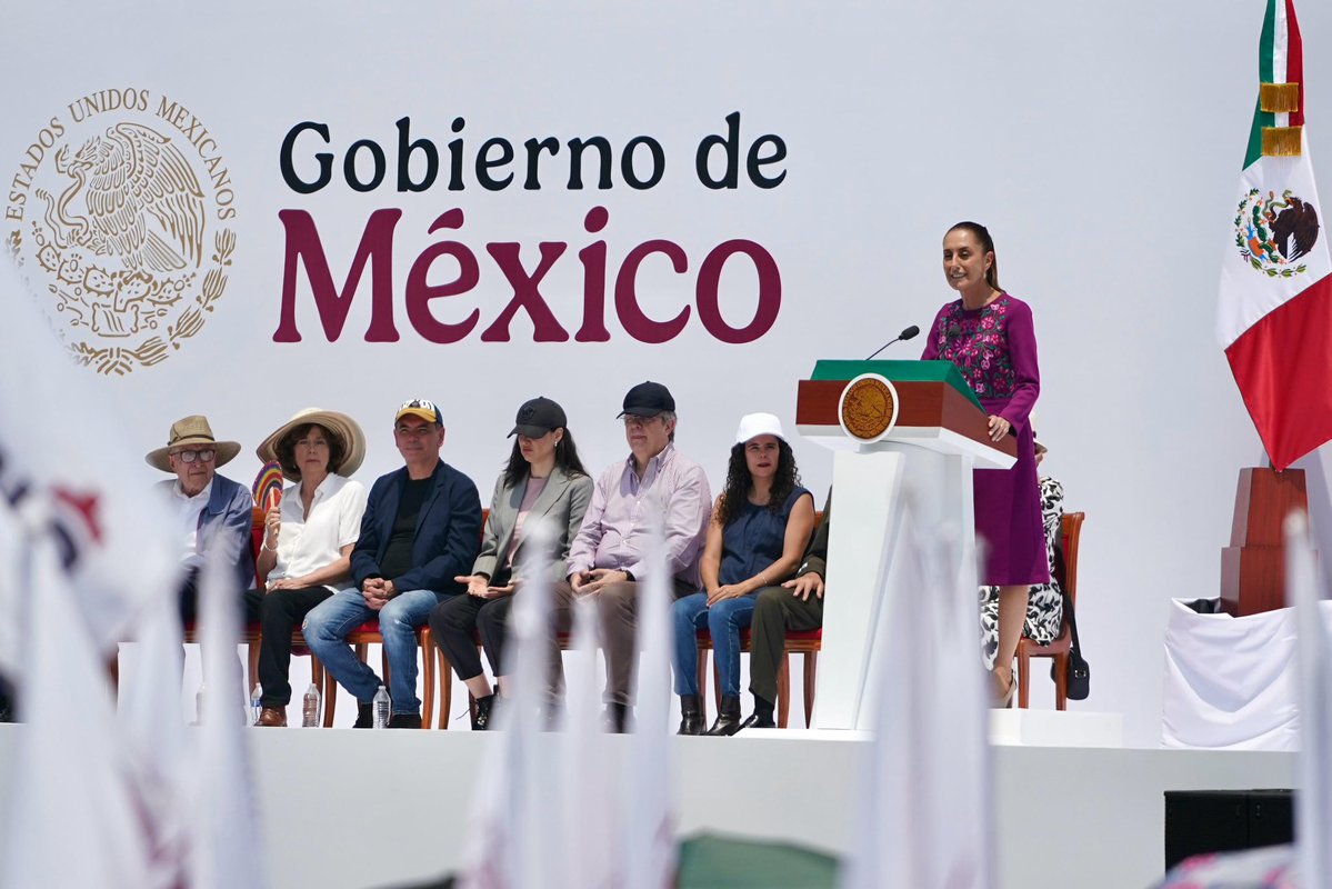 zoerobledo's tweet photo. 🇲🇽✨ Acompañamos a la presidenta @Claudiashein en el Monumento a la Revolución, donde rindió cuentas al pueblo de México a dos años del triunfo del Segundo Piso de la Cuarta Transformación.

En salud, los avances son claros: en apenas 20 meses @Tu_IMSS, @ISSSTE_mx y el @IMSS_Bienestar han puesto en operación 29 hospitales, 10 Unidades de Medicina Familiar, 35 Centros de Salud, además de nuevos consultorios, quirófanos modernos y se han fortalecido los servicios con más médicas y médicos especialistas. 🏥🥼

💚 El objetivo es claro: construir el Servicio Universal de Salud para que, sin importar la derechohabiencia, las personas puedan ser atendidas en cualquier clínica u hospital del IMSS, ISSSTE o IMSS Bienestar. 

🫶🏼 La presidenta también mandó un mensaje muy claro: Más allá de cualquier diferencia, hay algo en lo que todas y todos deberíamos coincidir: el destino de nuestra nación lo deciden las y los mexicanos. 

La patria no se vende, se ama y se defiende. Frente a cualquier intento de injerencia externa o de quienes añoran los privilegios del pasado, seguiremos defendiendo la soberanía nacional, la democracia y el bienestar del pueblo como la guía de nuestro presente y nuestro porvenir. 🦅🇲🇽