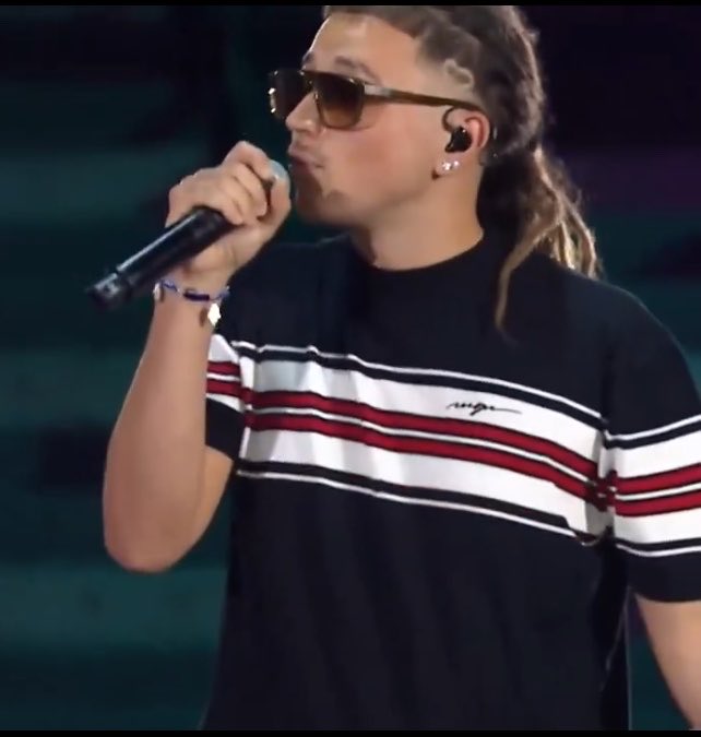 ale_wonderland's tweet photo. adam questa cosa del cuore tra i capelli per me è molto rilevante okay? https://t.co/9xDX1qxTh0