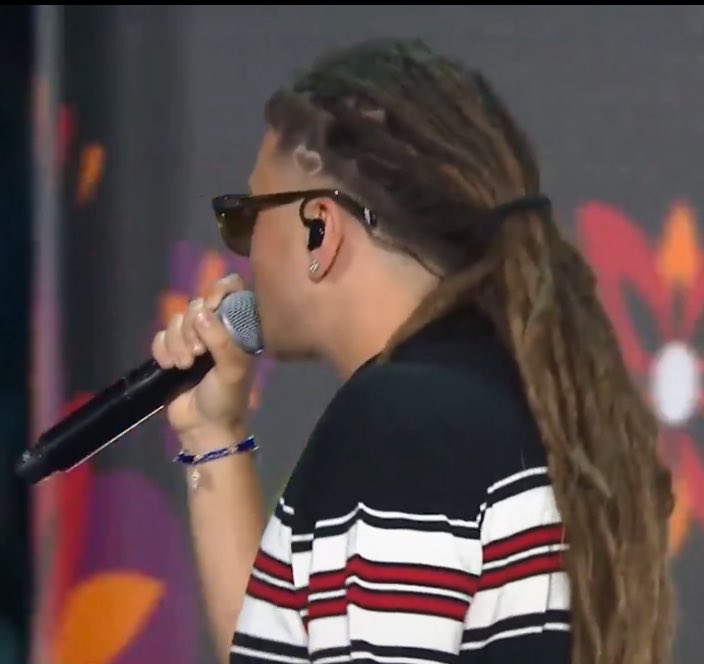 ale_wonderland's tweet photo. adam questa cosa del cuore tra i capelli per me è molto rilevante okay? https://t.co/9xDX1qxTh0