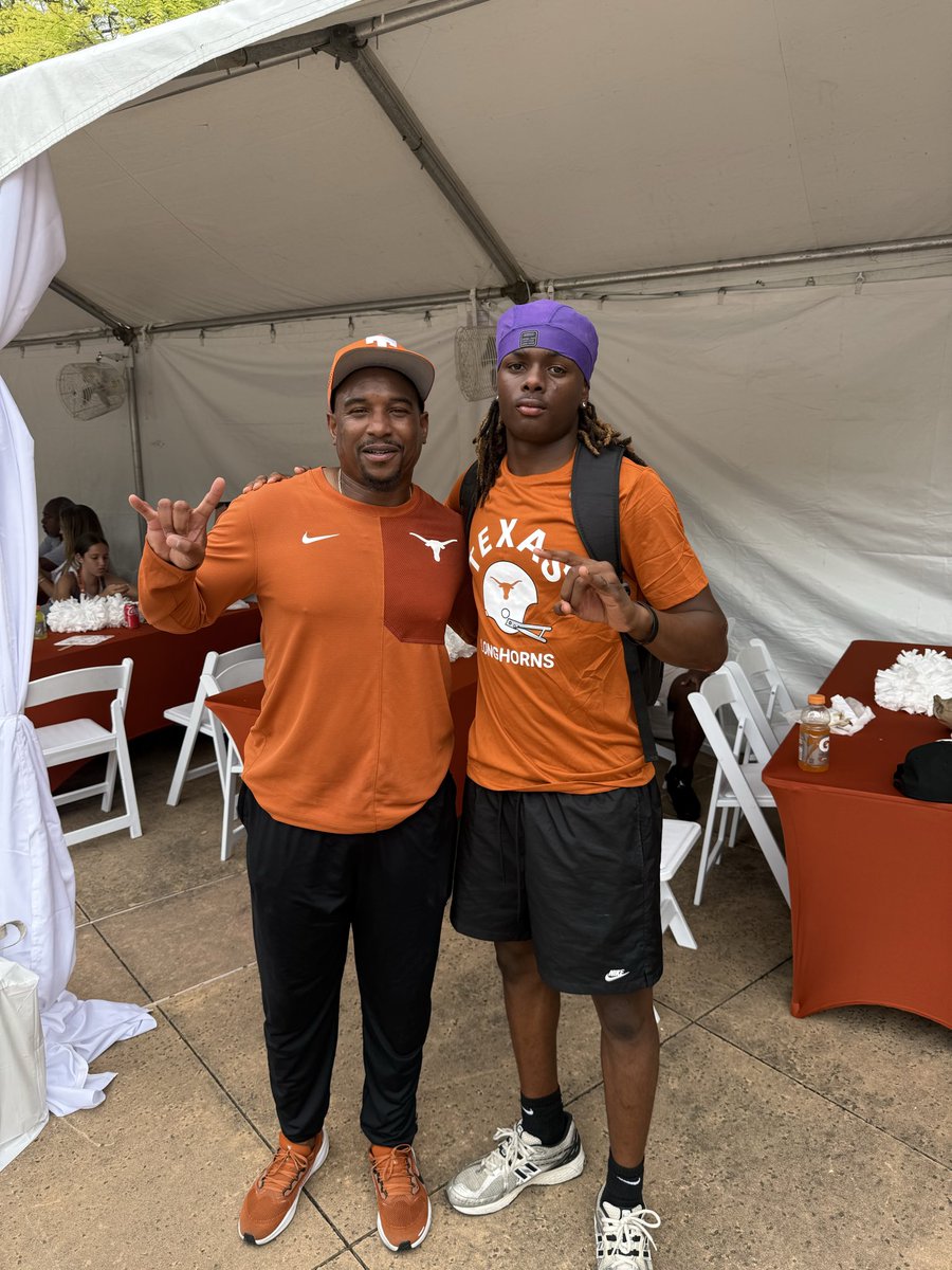 Dylanthomas2029's tweet photo. @BWells409 
@MarkOrphey 
@CoachSark 
@TexasFootball https://t.co/HwRuMg9ISx