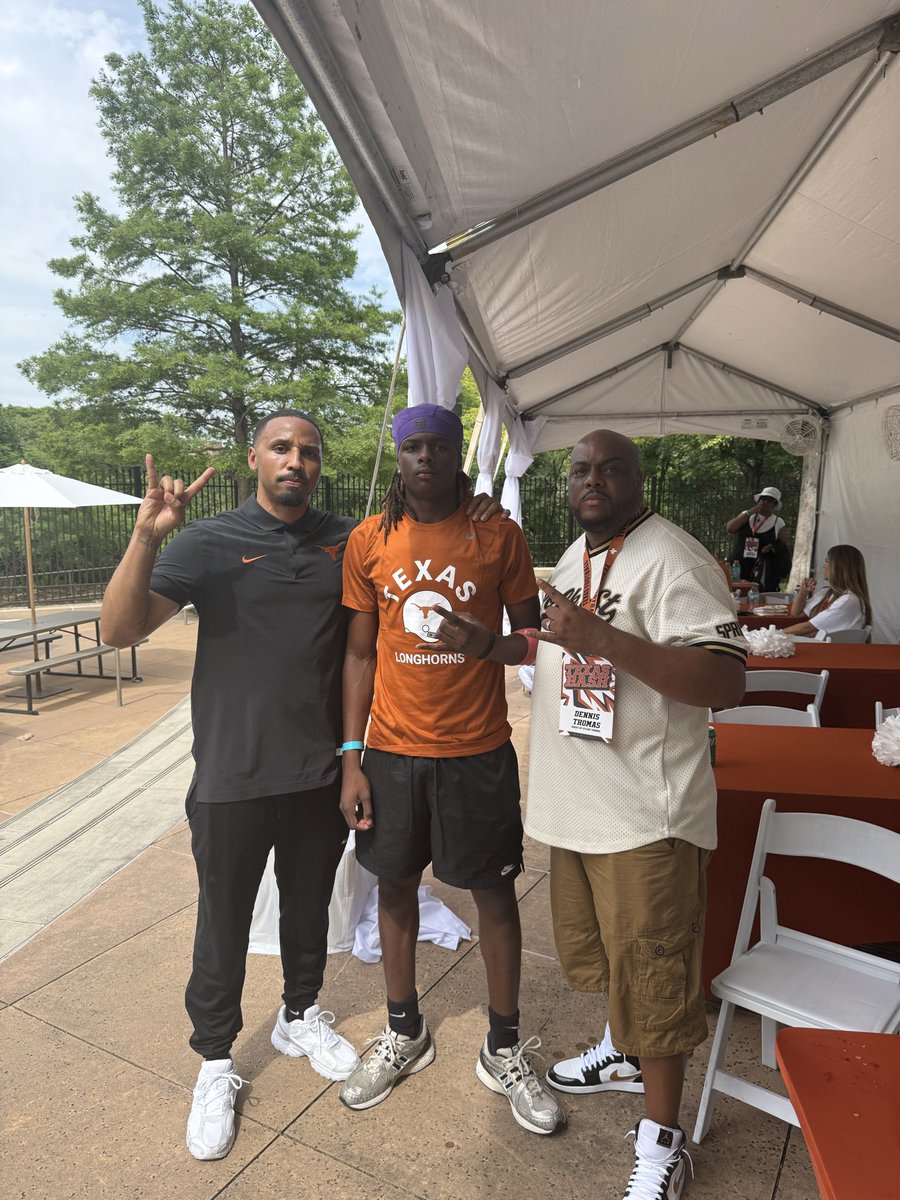 Dylanthomas2029's tweet photo. @BWells409 
@MarkOrphey 
@CoachSark 
@TexasFootball https://t.co/HwRuMg9ISx