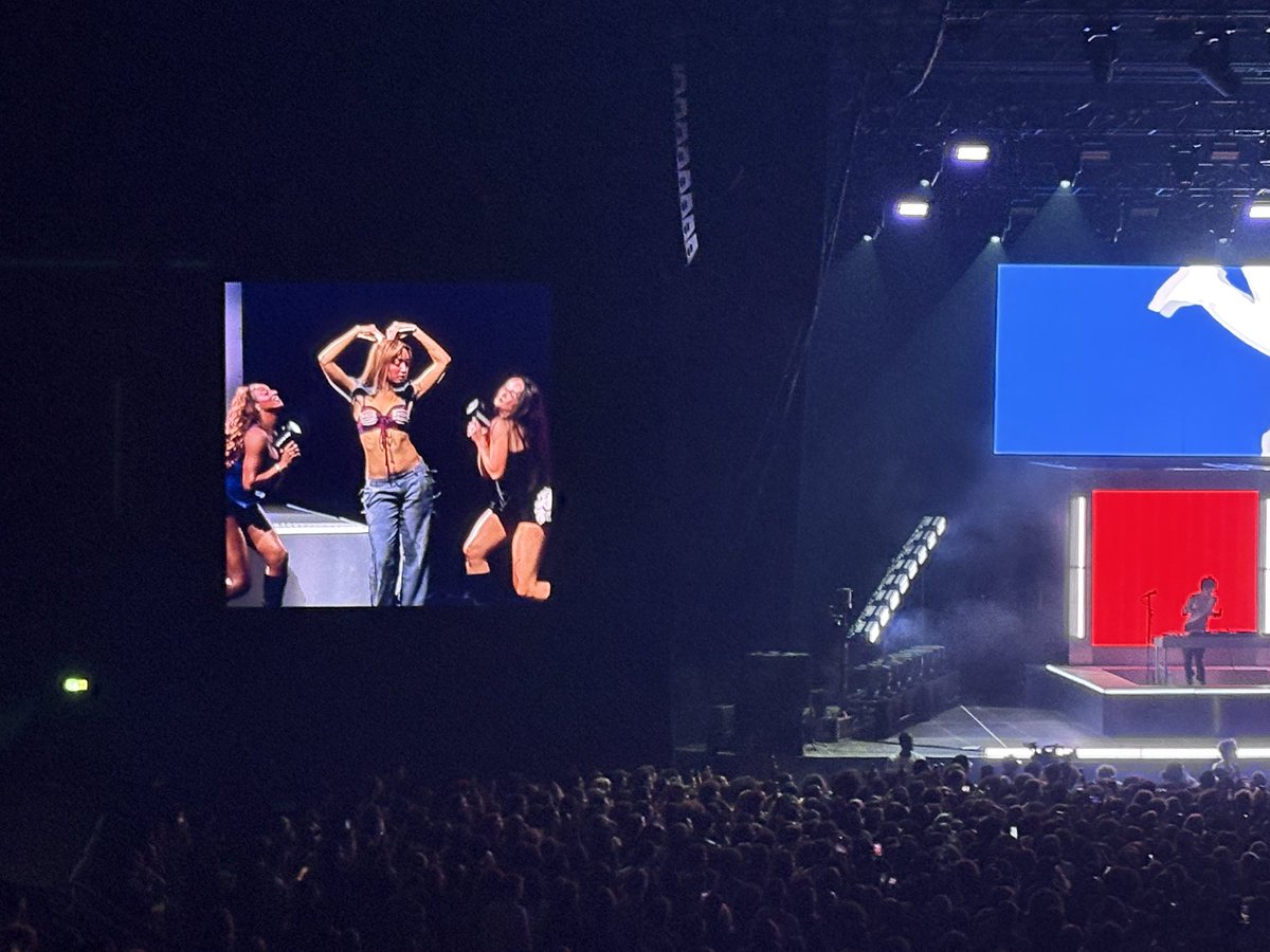 arctiquehare's tweet photo. Saw a real life angel tonight… I love you so much I can’t be normal about you ever @pinkpantheress2 https://t.co/2r4uYdSbMw