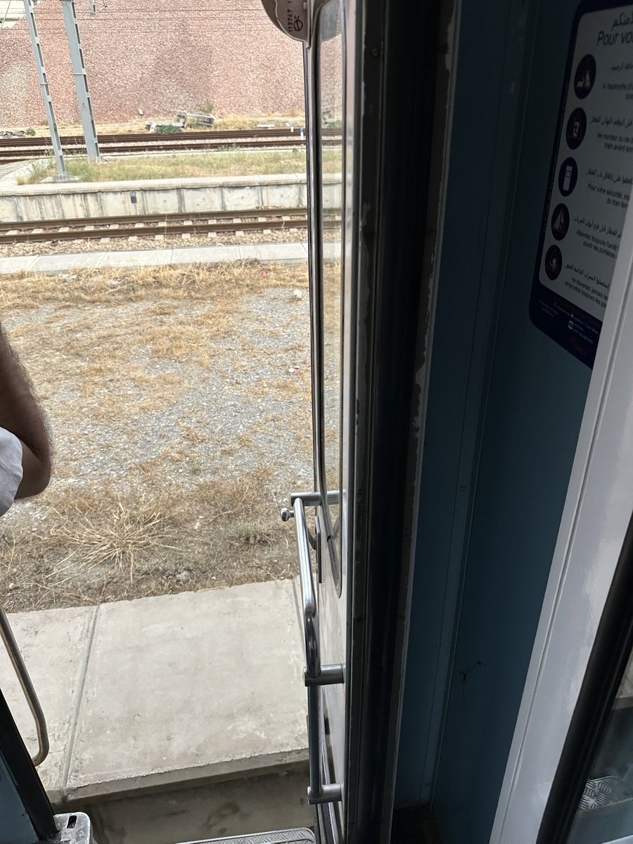 sa3dkb's tweet photo. Le 29/05 dans le train n°620 destinationRabat,la température à bord était proche de 40°C, sans ventilation ni climatisation. Les voitures affichent partout la mention « climatisé », mais la réalité est tout autre. La vidéo jointe montre l’efficacité et la sécurité.
@ONCFgroup https://t.co/1F6P9SCUpf