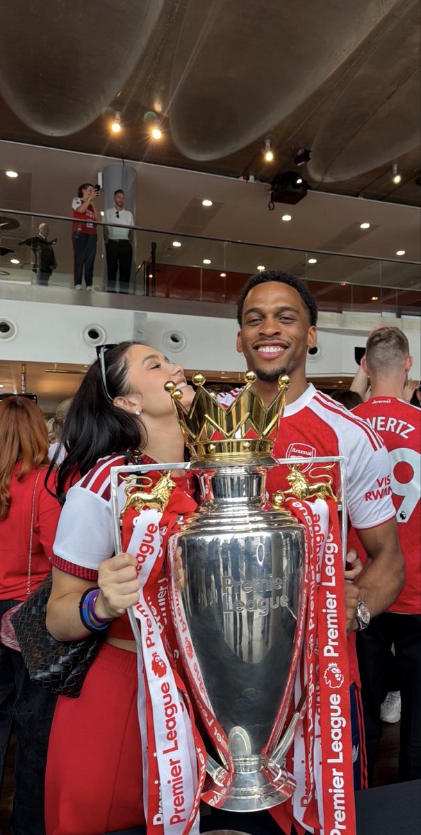 ArsenalN7's tweet photo. Jurriën Timber and his girlfriend Rose with the Premier League trophy 🏆❤️ https://t.co/YVDG8w9g7W