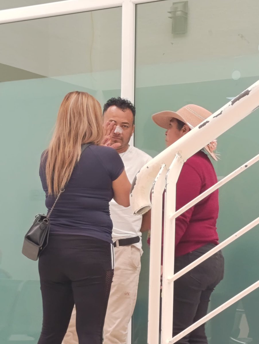 Kitredtoo's tweet photo. EL MP DE TEXCOCO VIOLA LA CONSTITUCIÓN @FiscaliaEdomex @CODHEM @Juris_Edomex

¿Hasta cuándo se va a permitir que los Ministerios Públicos operen como centros de extorsión? En Texcoco, un niño de 14 años fue puesto a disposición por una riña menor donde actuó en legítima defensa. El protocolo exige dar aviso inmediato a la Fiscalía Especializada en Adolescentes, pero en su lugar, exigen $80,000 pesos de "fianza" ilegal.

Se señala la responsabilidad de Daniel Agustín Pedraza Juárez en la cadena de mando de este atropello. Las amenazas de "desaparecer" al menor en los separos son una violación gravísima que amerita acción penal inmediata.

Exigimos la liberación del menor y la intervención del Órgano Interno de Control.

#Texcoco #Edomex #DanielAgustinPedrazaJuarez #FiscaliaEdomex #AbusoDeAutoridad