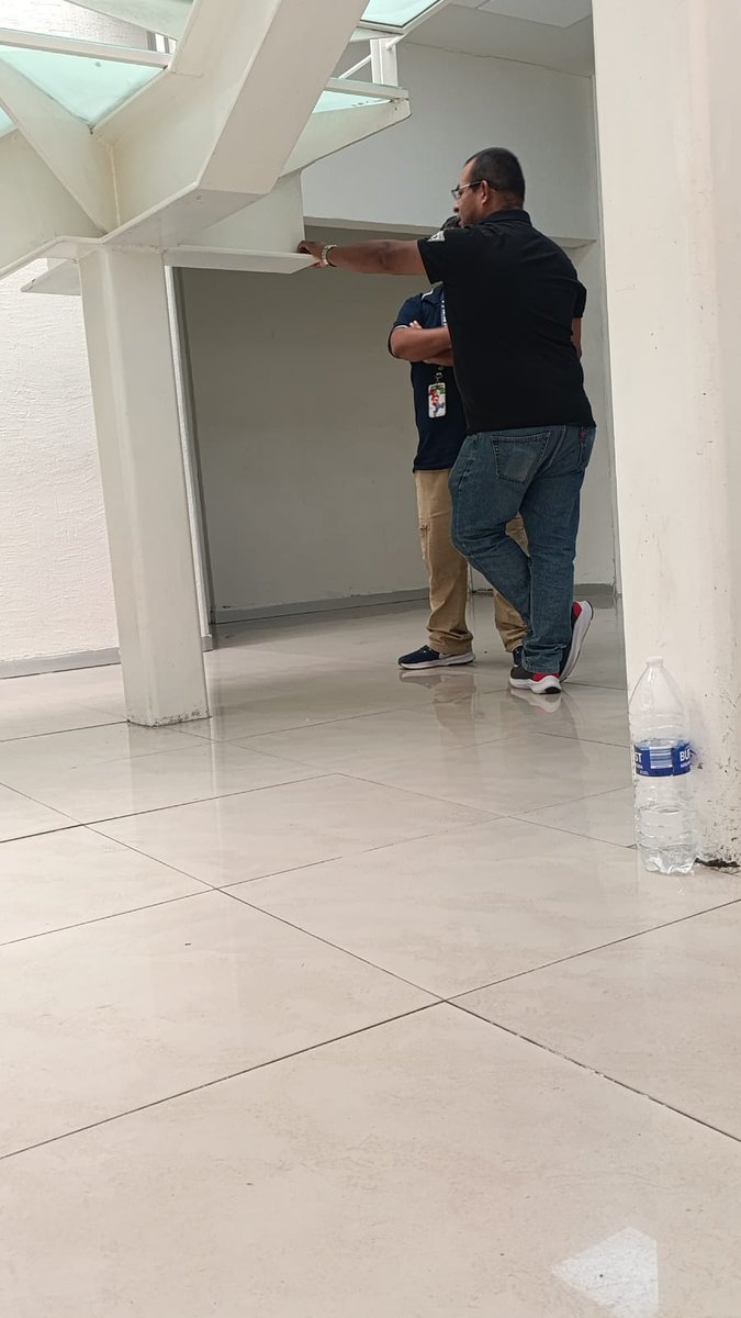 Kitredtoo's tweet photo. EL MP DE TEXCOCO VIOLA LA CONSTITUCIÓN @FiscaliaEdomex @CODHEM @Juris_Edomex

¿Hasta cuándo se va a permitir que los Ministerios Públicos operen como centros de extorsión? En Texcoco, un niño de 14 años fue puesto a disposición por una riña menor donde actuó en legítima defensa. El protocolo exige dar aviso inmediato a la Fiscalía Especializada en Adolescentes, pero en su lugar, exigen $80,000 pesos de "fianza" ilegal.

Se señala la responsabilidad de Daniel Agustín Pedraza Juárez en la cadena de mando de este atropello. Las amenazas de "desaparecer" al menor en los separos son una violación gravísima que amerita acción penal inmediata.

Exigimos la liberación del menor y la intervención del Órgano Interno de Control.

#Texcoco #Edomex #DanielAgustinPedrazaJuarez #FiscaliaEdomex #AbusoDeAutoridad