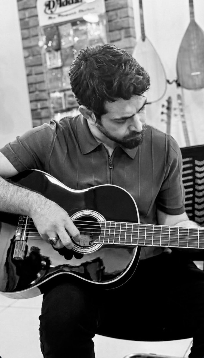mycapella01's tweet photo. 10/10 yetenekli biri. 🎸

#BarışBaktaş https://t.co/c1uHhAOtnR