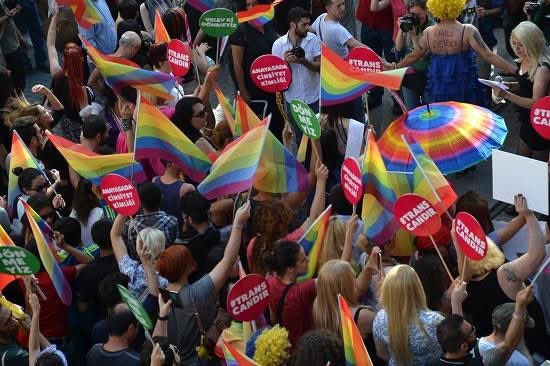 yildiz_tar's tweet photo. Madem Onur Ayı geldi, 2015 Trans Onur Yürüyüşünde çektiğim birkaç fotoyu salayım buraya. Sonrası tufandı zaten, bir hafta sonra İstanbul LGBTİ+ Onur Yürüyüşü'ne polis saldırdı, ben yine gözo. https://t.co/7s8p8olEjR