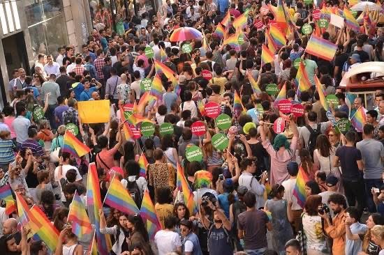 yildiz_tar's tweet photo. Madem Onur Ayı geldi, 2015 Trans Onur Yürüyüşünde çektiğim birkaç fotoyu salayım buraya. Sonrası tufandı zaten, bir hafta sonra İstanbul LGBTİ+ Onur Yürüyüşü'ne polis saldırdı, ben yine gözo. https://t.co/7s8p8olEjR