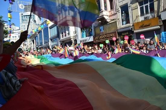 yildiz_tar's tweet photo. Madem Onur Ayı geldi, 2015 Trans Onur Yürüyüşünde çektiğim birkaç fotoyu salayım buraya. Sonrası tufandı zaten, bir hafta sonra İstanbul LGBTİ+ Onur Yürüyüşü'ne polis saldırdı, ben yine gözo. https://t.co/7s8p8olEjR
