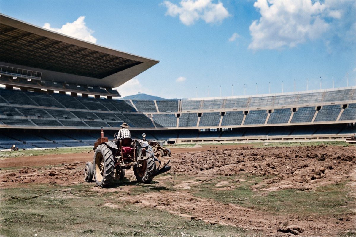 Barcelonacolor's tweet photo. Treballs de renovació de la gespa del Camp Nou.
📷1958 /Pérez de Rozas / AFB. https://t.co/1VjgvuhBJE