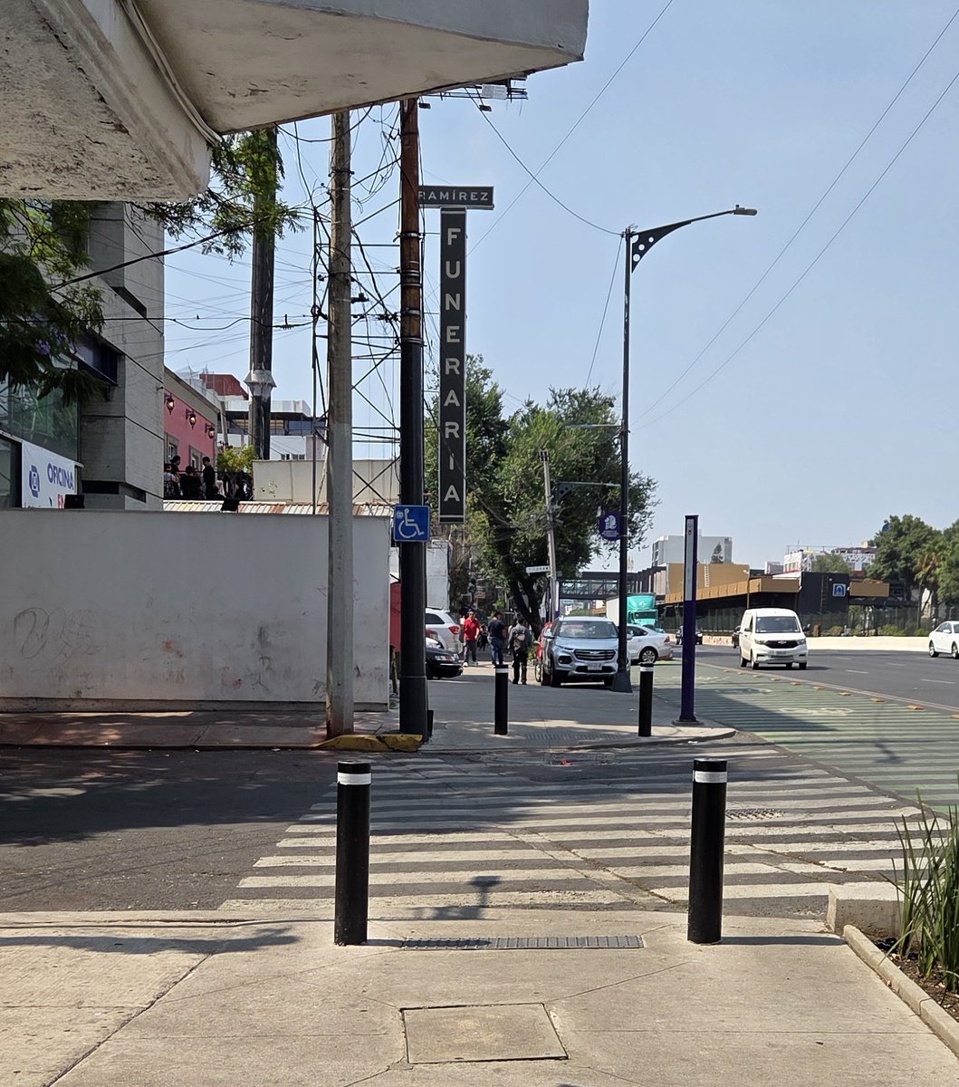 csarispunk's tweet photo. @UCS_GCDMX Buenas tardes el lugar no entiende y siguen en la banqueta... urge apoyo https://t.co/pknBc1mvUY